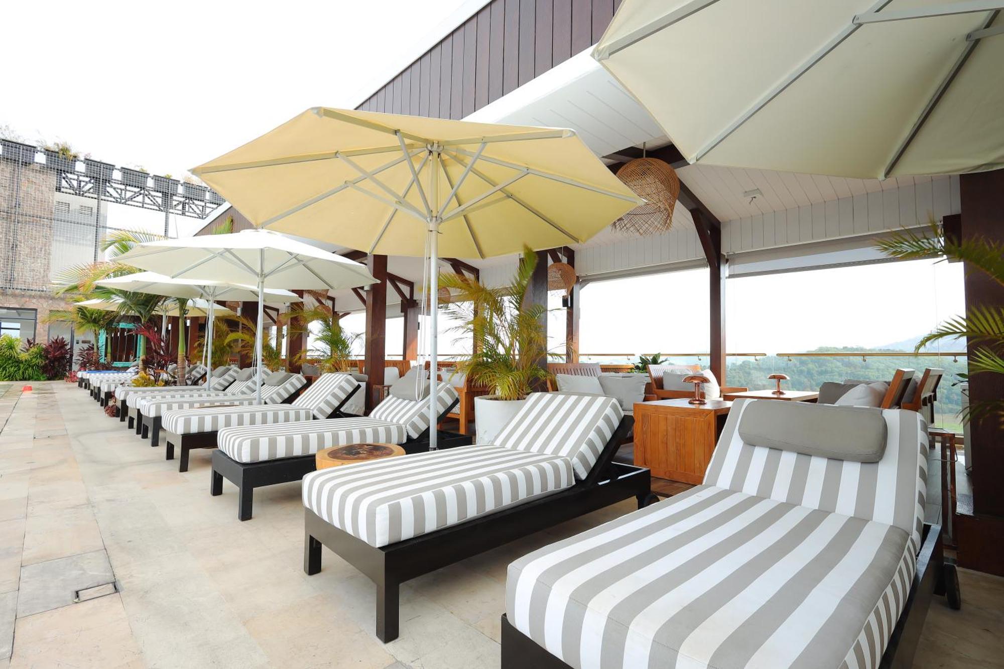 The Riyaz Lavanya Langkawi 판타이체낭 외부 사진 Rooftop pool at the hotel