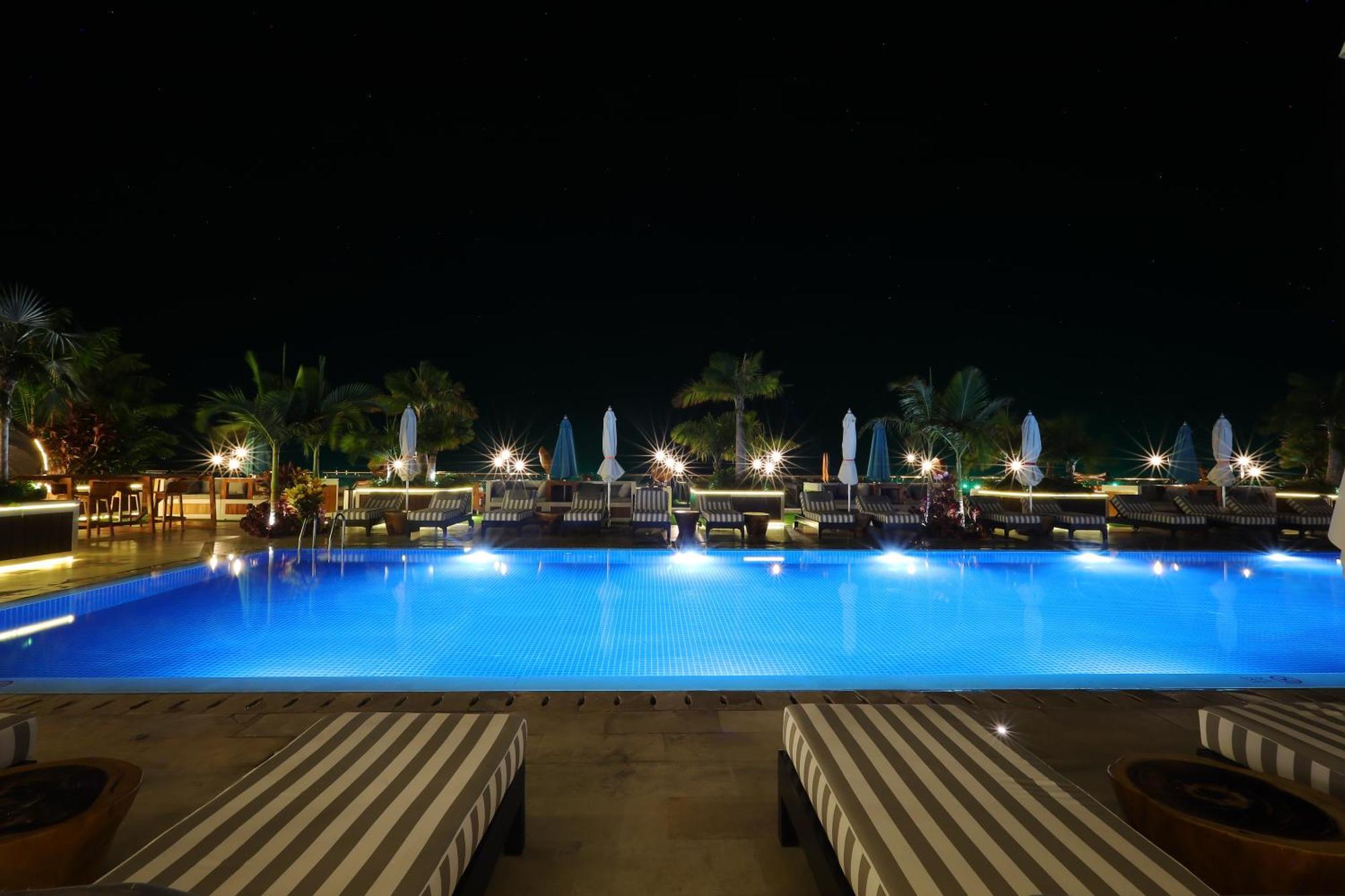 The Riyaz Lavanya Langkawi 판타이체낭 외부 사진 The pool at night