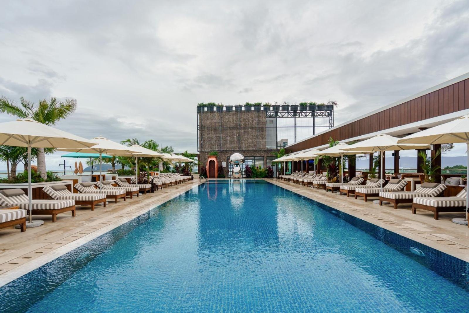 The Riyaz Lavanya Langkawi 판타이체낭 외부 사진 The rooftop pool at the hotel